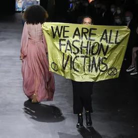 Экоактивисты устроили протест на показе Dior в Париже