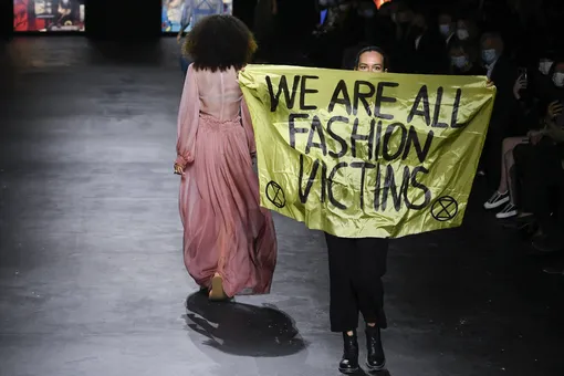 Экоактивисты устроили протест на показе Dior в Париже