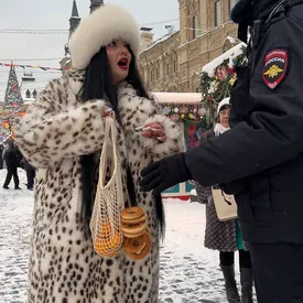 Блогерша попыталась снять на Красной площади видео в стиле Slavic Girl с черной икрой. Полиция попросила ее написать объяснительную