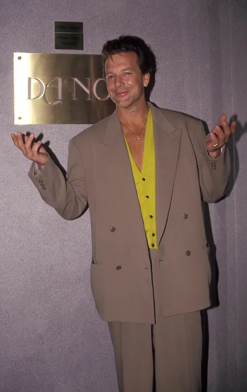 В Нью-Йорке в 1991 году
Actor Mickey Rourke being photographed on August 31, 1991 at Da Noi Restaurant in New York City, New York. КРЕДИТ