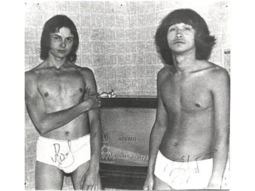 Фотосессия Алексея Рыбина и Виктора Цоя для альбома 45, 1982 Фотосессия Алексея Рыбина и Виктора Цоя для альбома 45, 1982