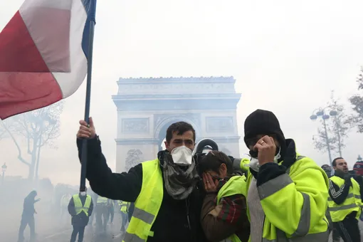 В Париже закроют Эйфелеву башню и Лувр из-за протестов «желтых жилетов»
