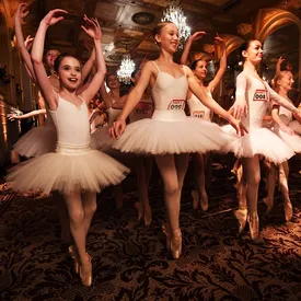 В Нью-Йорке 353 балерины одновременно станцевали на пуантах. Это новый мировой рекорд