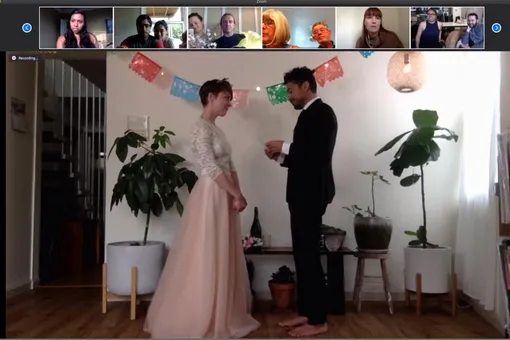 Пара из США поженилась по видеоконференции Zoom из-за карантина по коронавирусу