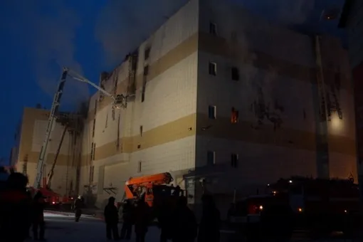 Пожар в ТЦ «Зимняя вишня» в Кемерове мог возникнуть из-за протечки крыши