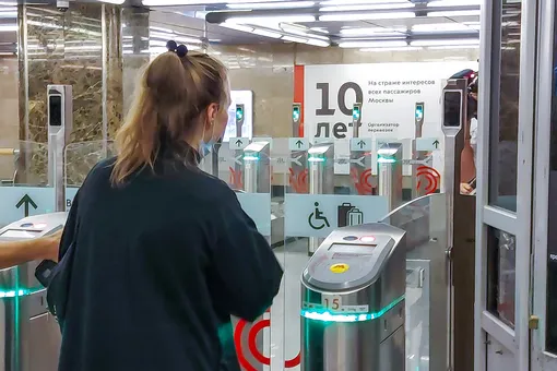 У пользователей системы оплаты проезда в метро по лицу из-за сбоя многократно списались деньги. Их пообещали вернуть