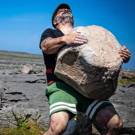 Ирландец почти в одиночку возродил забытый вид спорта. Он поднимает большие камни