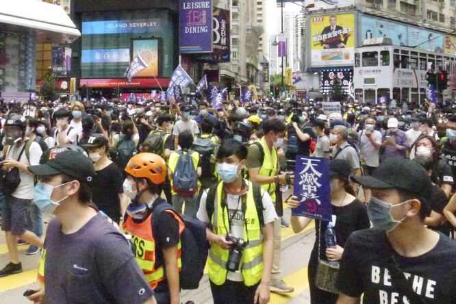 В Гонконге возобновились протесты. Полиция применила водометы и слезоточивый газ