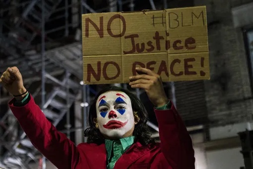 Человек-паук, Бэтмен, Джокер и другие поп-культурные герои на протестах в США. Фотографии и видео