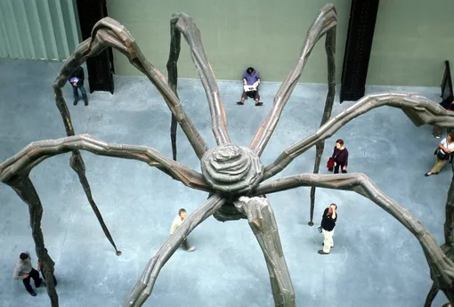 Скульптура «Мама» Луизы Буржуа в Тейт Модерн,