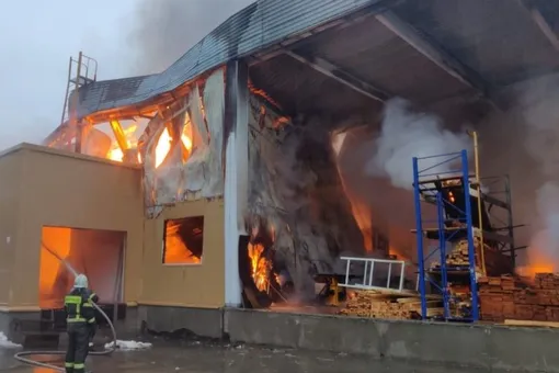 В Балашихе загорелся строительный гипермаркет «Стройпарк»