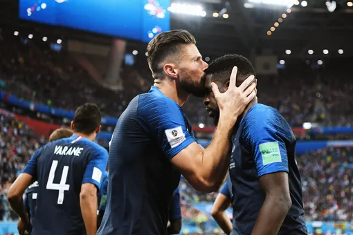 Француз Оливье Жиру целует коллегу по команде Самюэля Умтити, забившего первый гол в пользу сборной в матче против Бельгии. 
