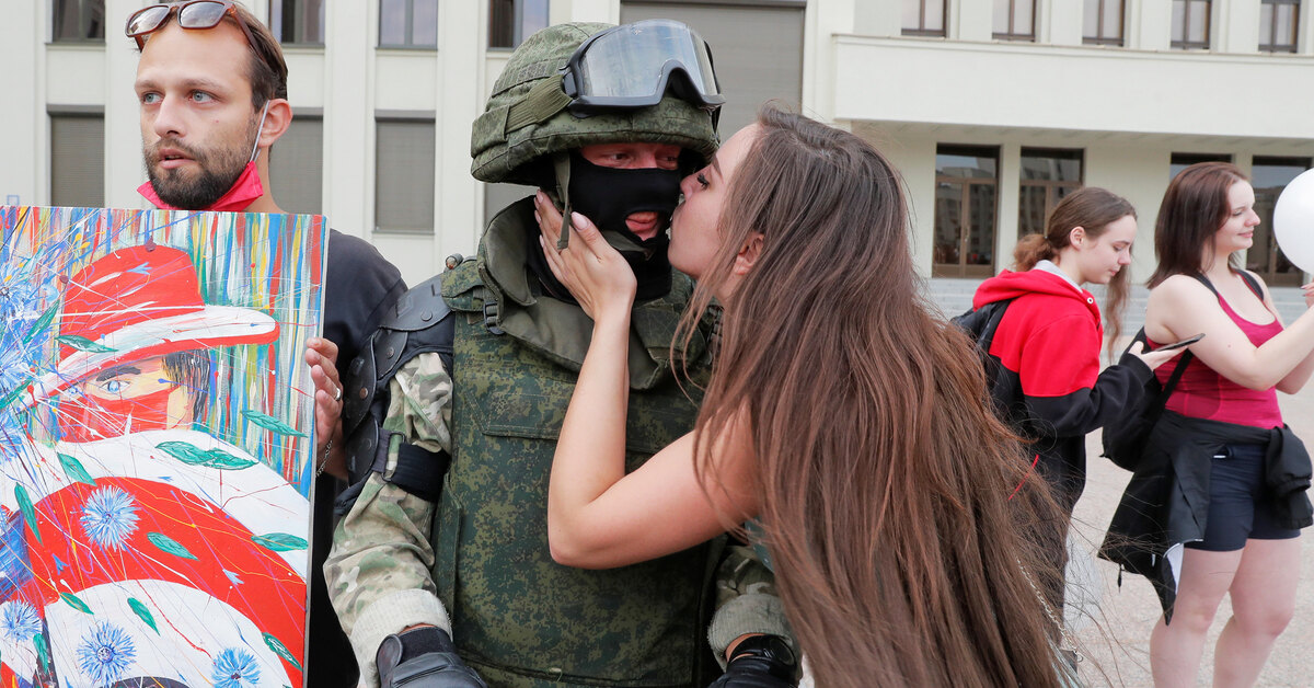 ОМОНОВЕЦ обнимает. Протесты в Беларуси. ОМОНОВЕЦ обнимает девушку. Беларусь 2020 протесты девушки. Девушки опускают парней