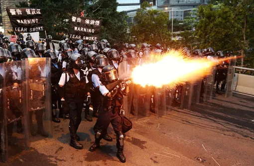 Полицейские распыляют слезоточивый газ против демонстрантов в Гонконге, выступающих против принятия закона об экстрадиции. Местные жители считают, что власти Китая будут использовать этот закон для преследования политических активистов