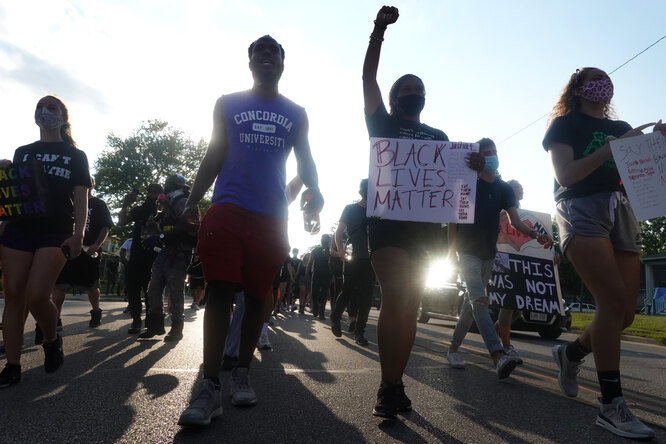 В США вновь проходят ожесточенные протесты против расизма. Все началось с того, что полицейский семь раз выстрелил в спину афроамериканцу