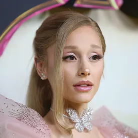 Ариана Гранде рассказала, почему использует свое полное имя в титрах «Злой» — Ариана Гранде-Бутера