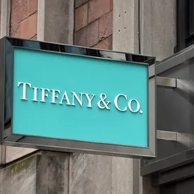 Концерн LVMH отложил покупку ювелирного дома Tiffany & Co. Теперь обе компании подали в суд друг на друга Концерн LVMH отложил покупку ювелирного дома Tiffany & Co. Теперь обе компании подали в суд друг на друга