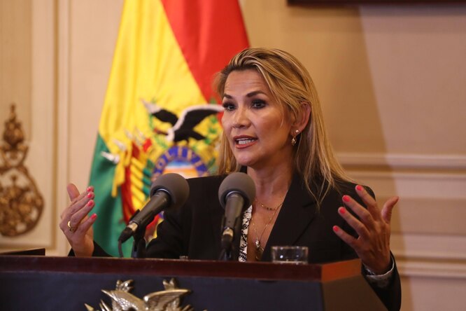 Экс-президент Боливии Жанин Аньес поранила себя в тюрьме. Она пыталась покончить с собой