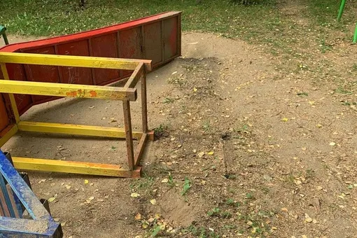 В Подмосковье 10-летнего мальчика насмерть придавило горкой на детской площадке В Подмосковье 10-летнего мальчика насмерть придавило горкой на детской площадке