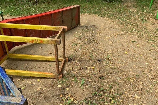В Подмосковье 10-летнего мальчика насмерть придавило горкой на детской площадке В Подмосковье 10-летнего мальчика насмерть придавило горкой на детской площадке
