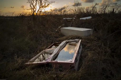 Разбитый, заполненный водой гроб лежит на поверхности после урагана «Дориан» на кладбище в городе Маклин, Гранд-Багама, Багамские острова.
