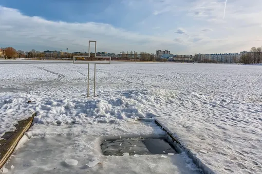 В Ленинградской области во время крещенских купаний погибла женщина. Она прыгнула в прорубь, и ее унесло подводное течение