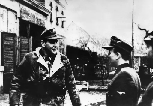 Офицер СС в качестве оберштурмбаннфюрера (слева) и командир дивизии «Шведт» в последнем Одербрюккенкопфе в Шведте на Одере, февраль 1945 г