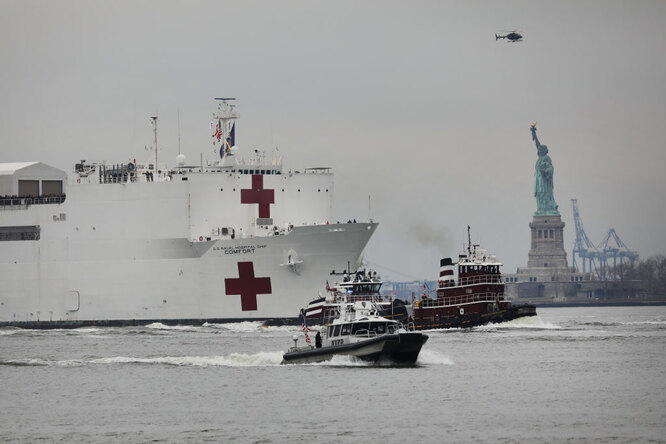 Плавучий госпиталь движется по Гудзону в Нью-Йорк на фоне Статуи Свободы, 30 марта 2020