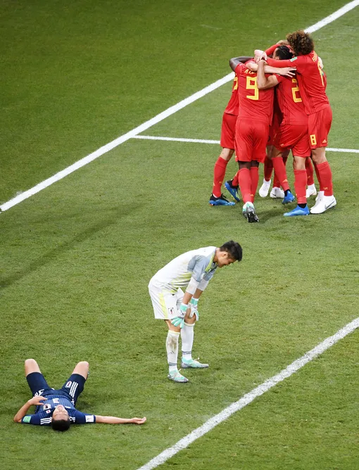 Футболисты сборной Японии после проигрыша Бельгии. Решающий гол на последней минуте в 1/8 финала забил бельгиец Насер Шадли.