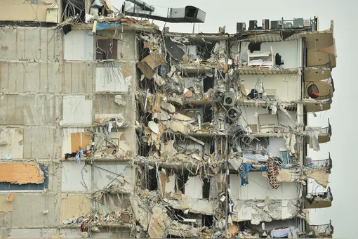 В Майами обрушился многоэтажный дом. Почти 100 человек числятся пропавшими без вести