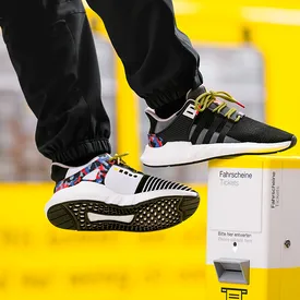 В Берлине за кроссовками-проездными adidas выстроилась очередь В Берлине за кроссовками-проездными adidas выстроилась очередь