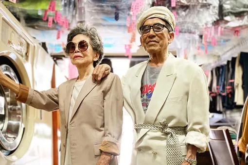 Пожилые супруги из Тайваня прославились в интернете. Они фотографируются в одежде, которую оставили в их прачечной