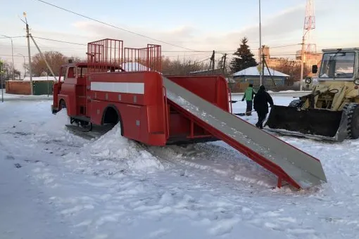 В Курганской области детям сделали горку из пожарной машины. Такой аттракцион вы еще не видели