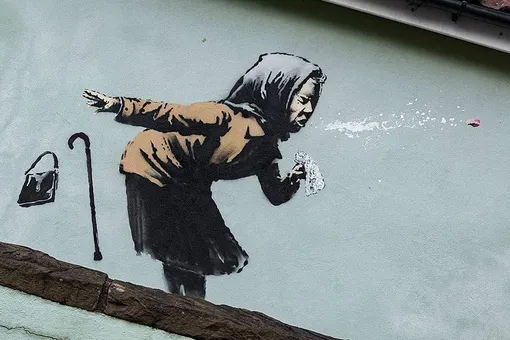 Бэнкси создал новое граффити в Бристоле. На нем изображена чихающая старушка