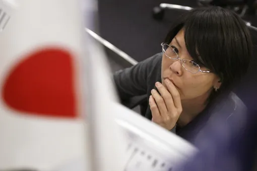 Женщины в Японии протестуют против запрета носить очки на работе — по мнению работодателей, в очках они выглядят «неженственно»