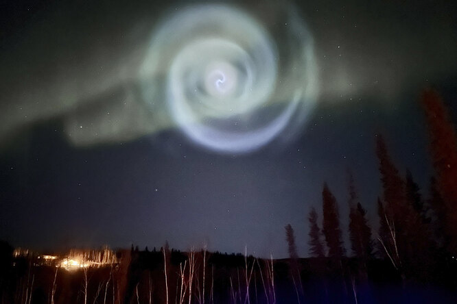 В небе над Аляской появился «таинственный портал» — огромная спиралевидная структура, похожая на галактику