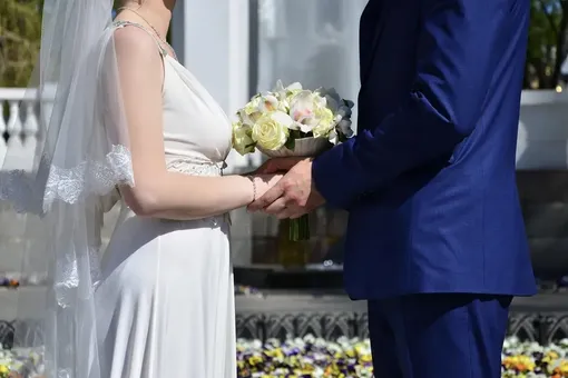 Китаянка вышла замуж за мужчину, который спас ее 17 лет назад из-под завалов после сильного землетрясения