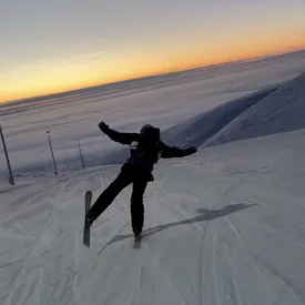 «Какой он обтекаемый!»: В соцсетях завирусились ролики инструктора по сноуборду из Кировска, эмоционально реагирующего на успехи своих учеников «Какой он обтекаемый!»: В соцсетях завирусились ролики инструктора по сноуборду из Кировска, эмоционально реагирующего на успехи своих учеников