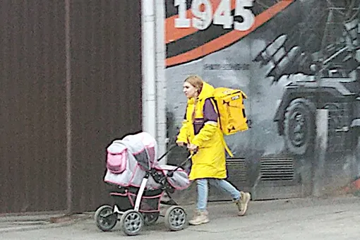 Ростовчанка устроилась курьером «Яндекс.Еды», чтобы содержать ребенка. Заказы она доставляет с коляской