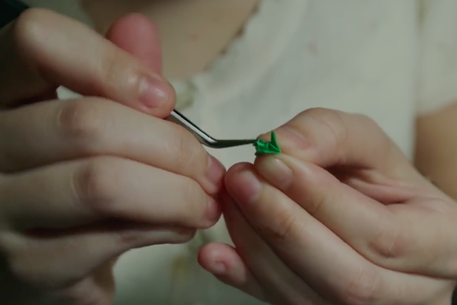 Японские интерны складывают миниатюрное оригами, чтобы получить должность хирурга