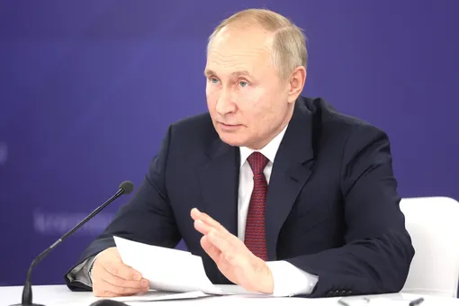 Путин потребовал доработать законопроект о QR-кодах в общественных местах
