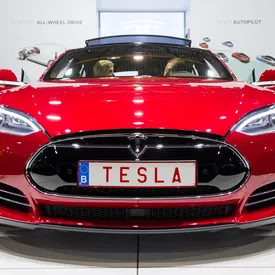 СМИ: в США 2 человека погибли в ДТП с электромобилем Tesla. Машина двигалась в режиме автопилота СМИ: в США 2 человека погибли в ДТП с электромобилем Tesla. Машина двигалась в режиме автопилота