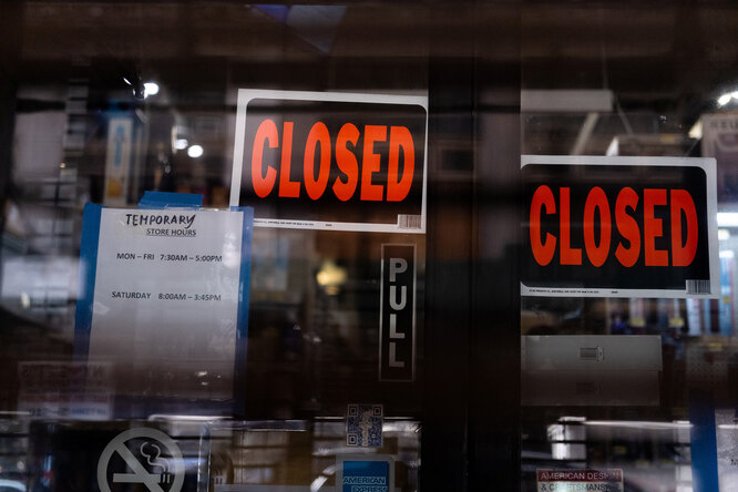 Закрывшийся из-за карантина магазин на Манхэттене, 15 марта 2020 emporary closed signage is seen at a store in Manhattan borough following the outbreak of coronavirus disease (COVID-19), in New York City, U.S., March 15, 2020. REUTERS/Jeenah Moon