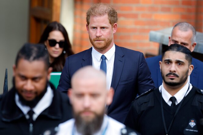 Суд запретил принцу Гарри платить британской полиции за охрану. Он лишился бесплатной охраны МВД после отказа от королевских обязанностей