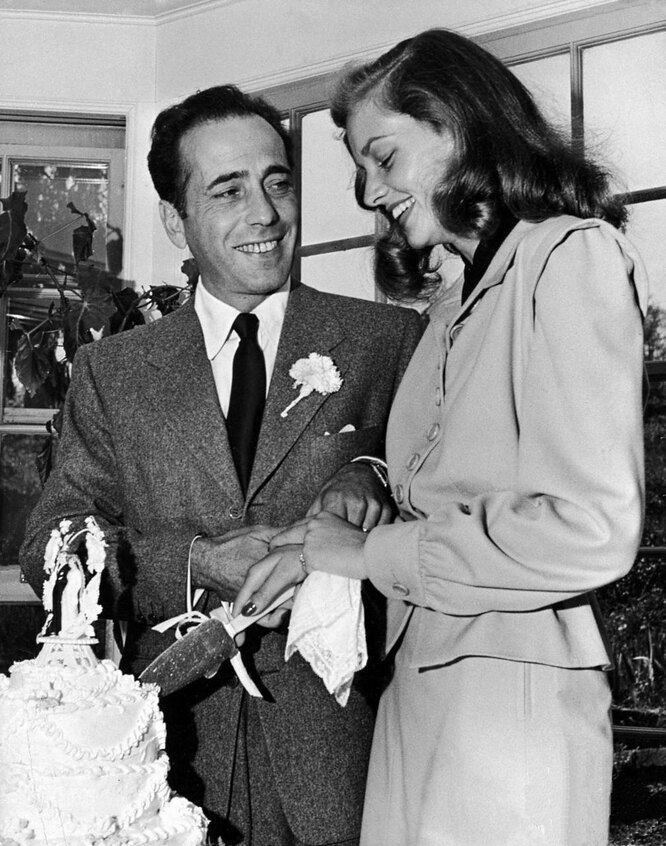 Хамфри Богарт и Лорен Бэколл на свадьбе, 1945