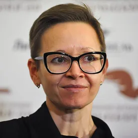 Гузель Яхина получила премию правительства за роман «Зулейха открывает глаза»