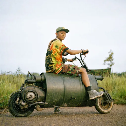 Фаузи Джануар из Бандунга. Главная особенность его Vespa — топливный бак.

