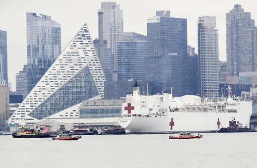 Военный корабль-госпиталь на 1000 мест, пришвартованный в Нью-Йорке