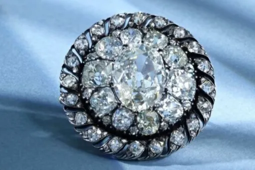 Брошь Наполеона, потерянную во время битвы при Ватерлоо, продали за $4,4 млн Брошь Наполеона, потерянную во время битвы при Ватерлоо, продали за $4,4 млн