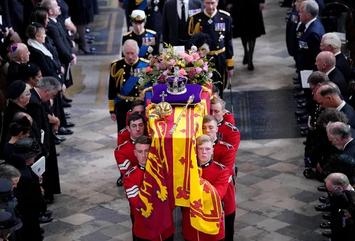 Король Карл III, королева-консорт Камилла, королевская принцесса Анна и вице-адмирал сэр Тим Лоуренс следуют за гробом королевы Елизаветы II, когда его выносят из Вестминстера, 19 сентября 2022